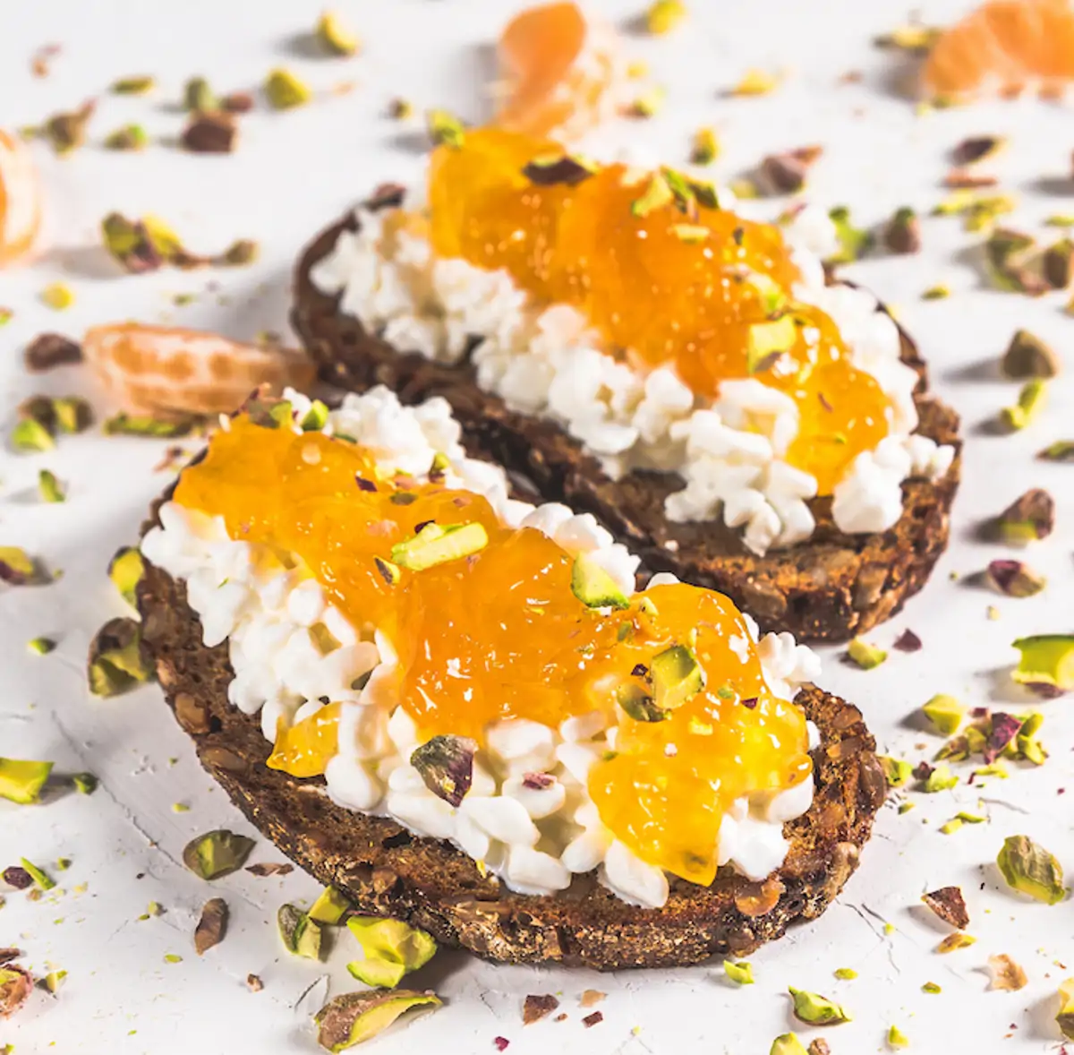 Tostadas con queso cottage y mermelada de mandarina
