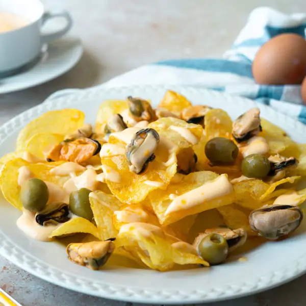 El aperitivo más fácil, rápido y sorprendente del verano: patatas con mayonesa de mejillones