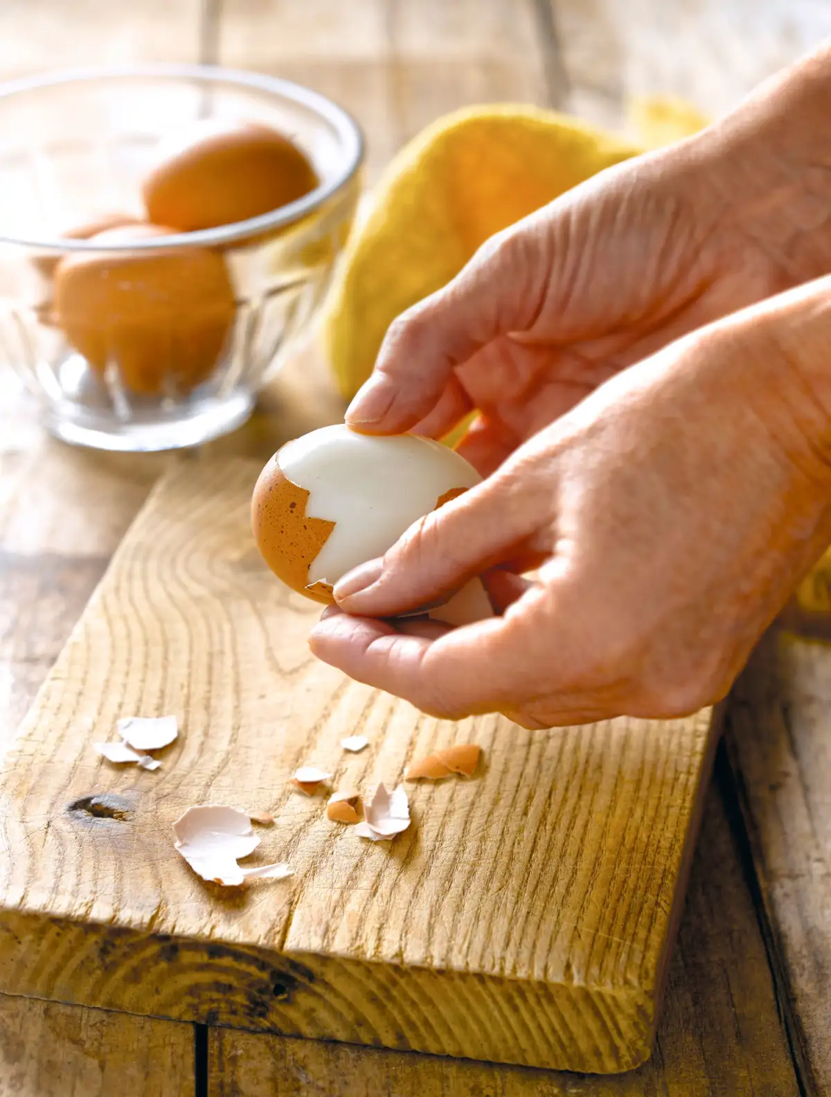 Pelar huevos duros