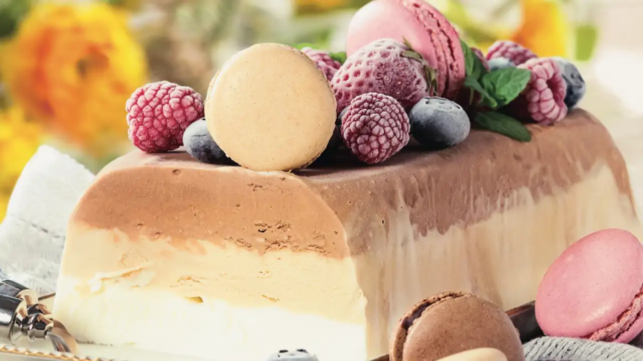 Pastel de 3 chocolates con frutas rojas escarchadas: un postre frío que  conquistará a tus invitados, image size:1280x720