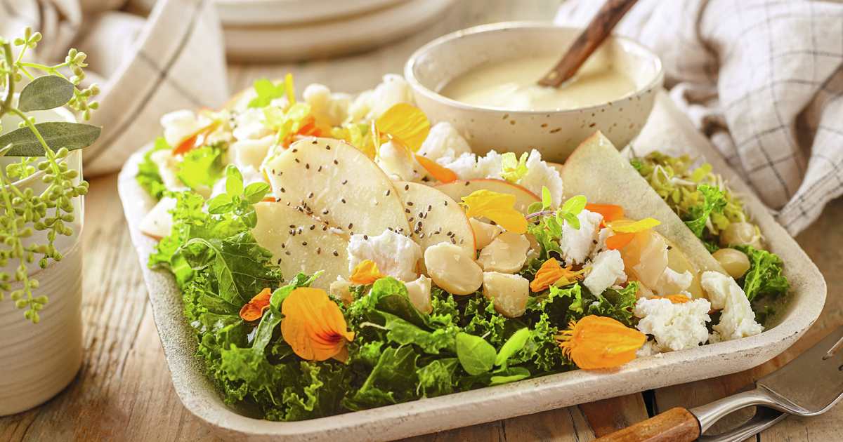 Ensalada de col kale, manzana y queso de cabra, con vinagreta de ...
