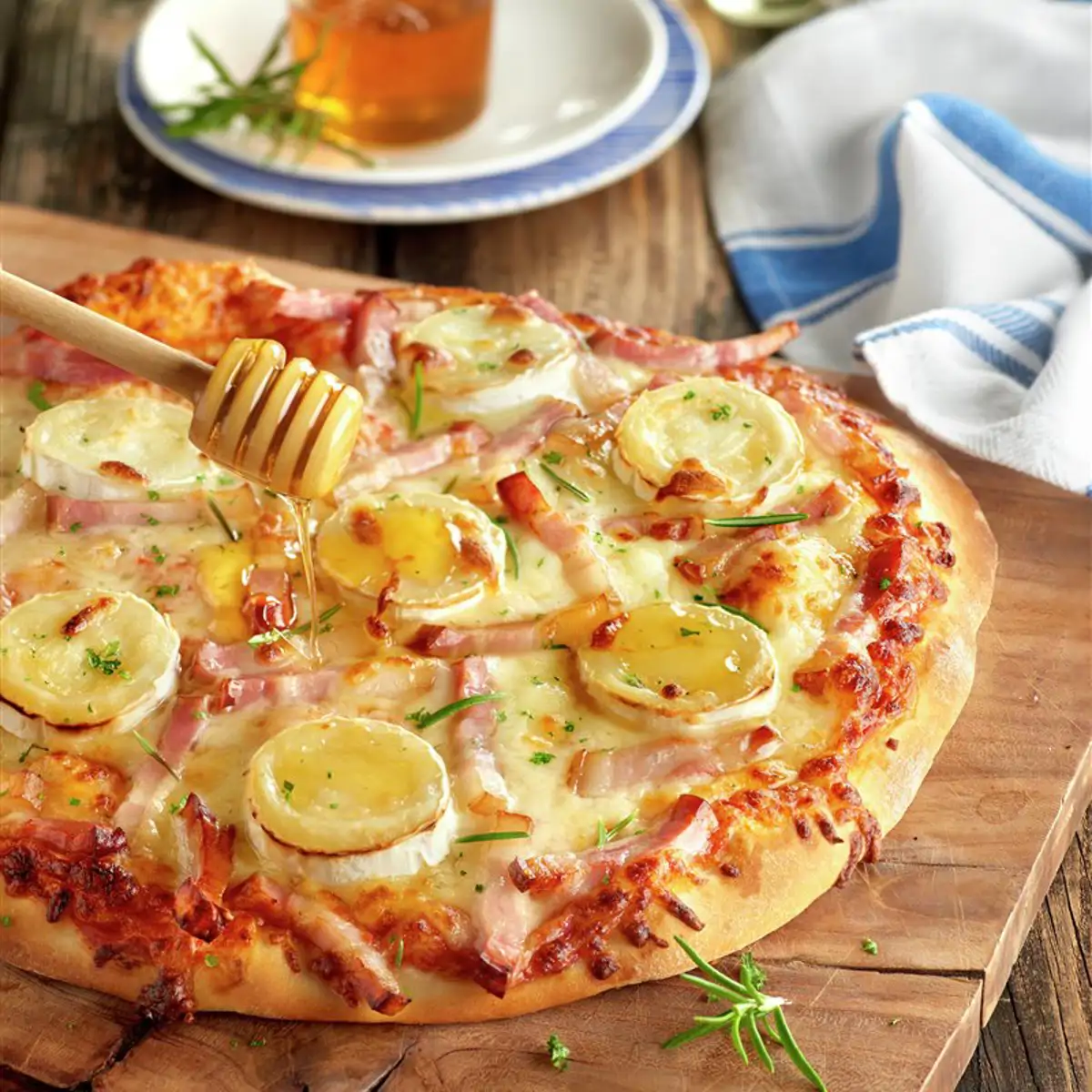 Pizza de queso de cabra y beicon con un toque de miel