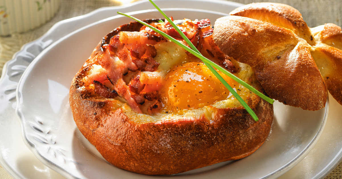 Panecillos rellenos de bechamel con beicon y huevo ¡mucho más que un ...