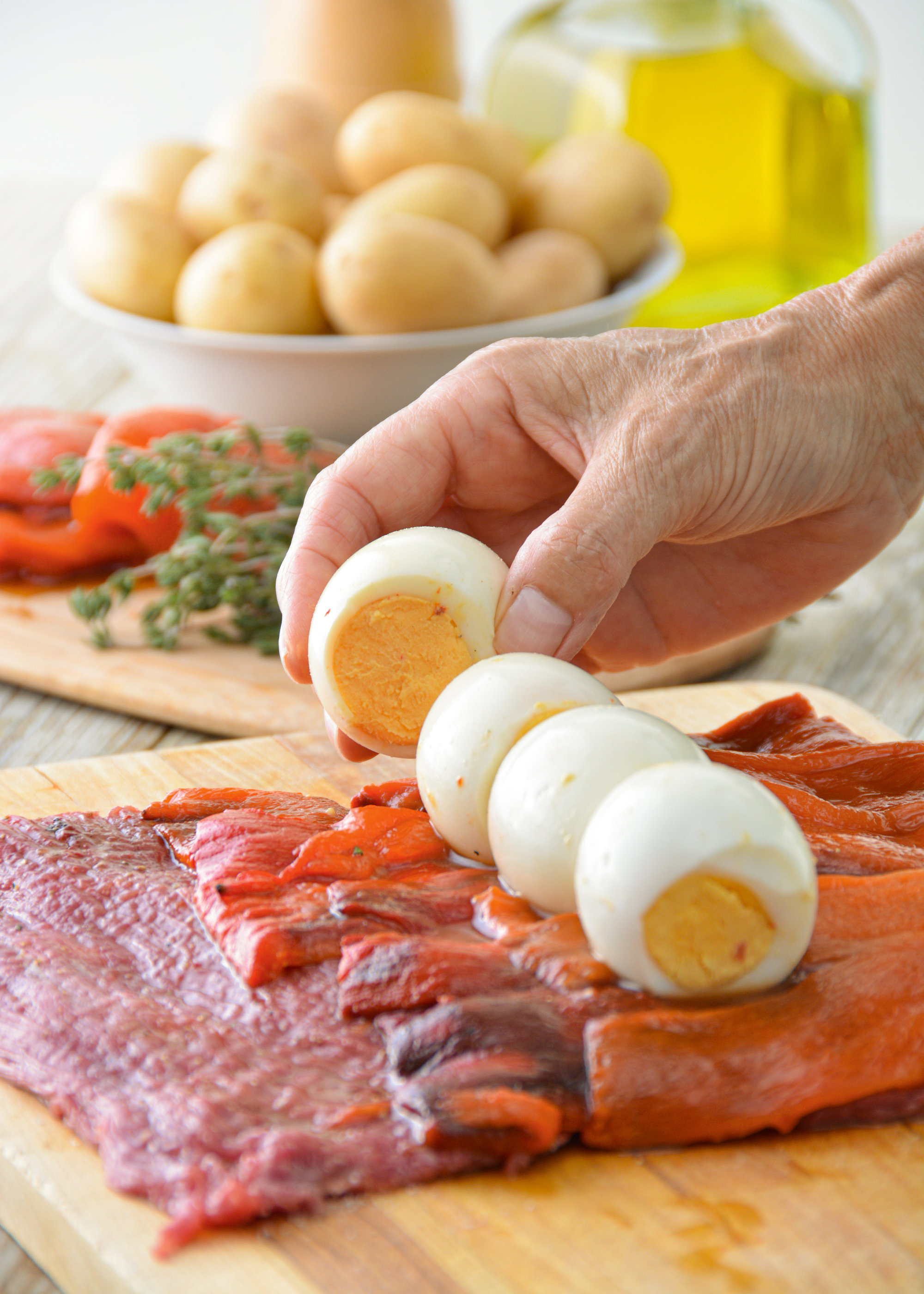 Rollo de ternera relleno de pimiento asado y huevo duro un plato que