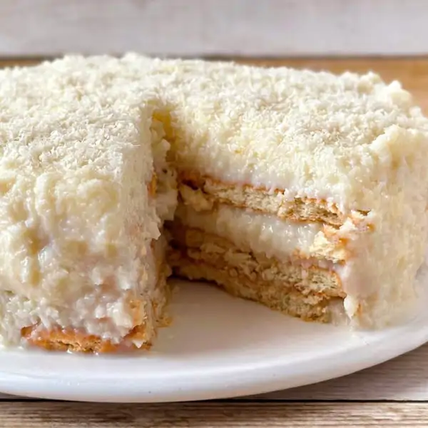 Tarta de coco y galletas, sin horno: jugosa, fácil y blanca como la nieve