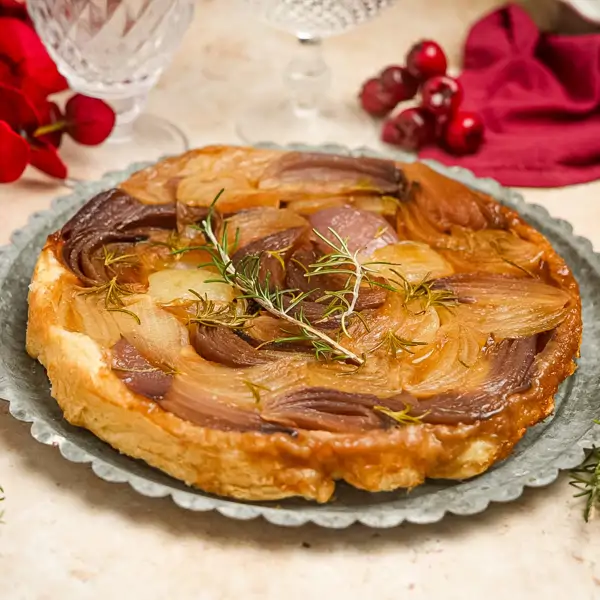 Tarta rústica de cebollas, la versión salada de la tradicional tatin