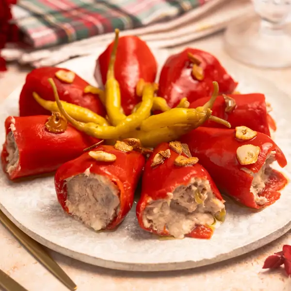 Pimientos rellenos de at&uacute;n, anchoas y quesito, un entrante f&aacute;cil y delicioso para tus mesas festivas