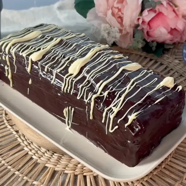 Bizcocho de zanahoria y nueces (jugos&iacute;simo) con cobertura de chocolate