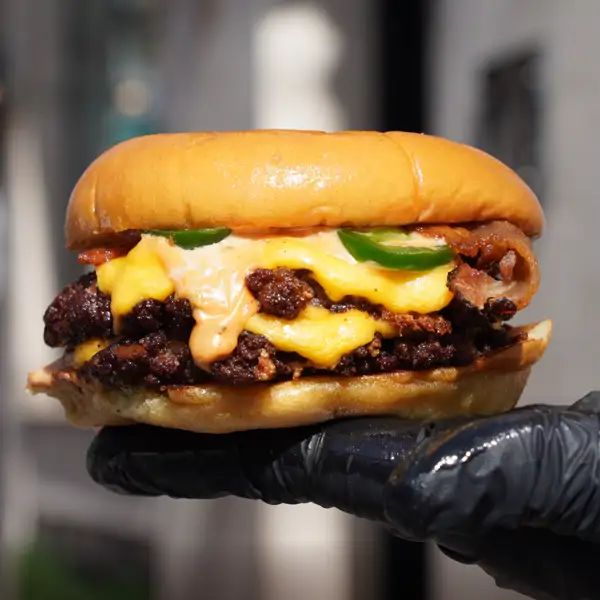 Tom&aacute;s Casagrande, premio a la mejor smash burger de Madrid: "La reacción de Maillard es importante para el sabor. Al aplastar la carne contra la plancha se caramelizan los azúcares y proteínas"