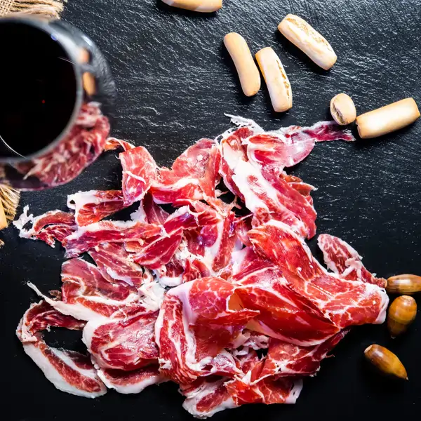 Laura Oca&ntilde;a, cortadora de jam&oacute;n: "El error m&aacute;s com&uacute;n que cometemos cuando empezamos a cortar jam&oacute;n es situar&nbsp;la mano contraria delante del cuchillo, la mano de apoyo debe permanecer siempre detr&aacute;s del recorrido del cuchillo"