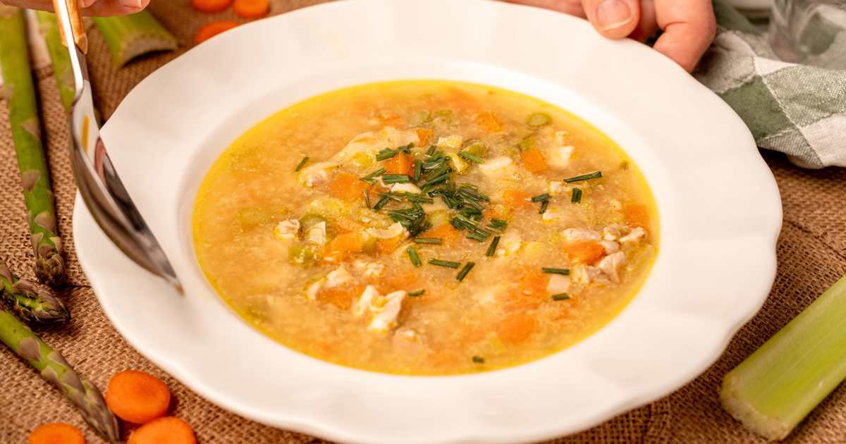 Sopa ligera y proteica con miso y pollo, un plato de cuchara ...
